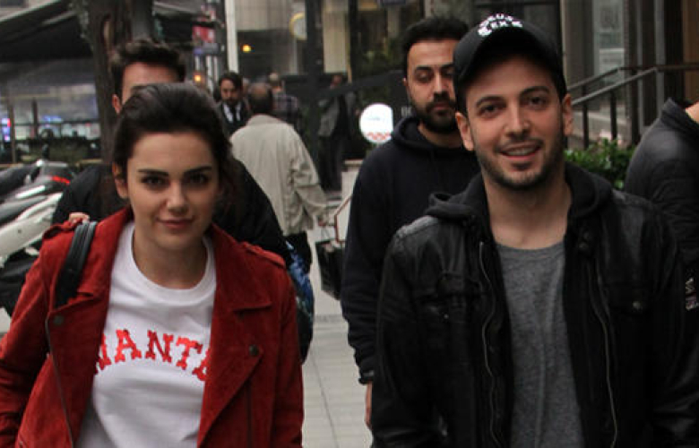 Utangaç aşıklar Oğuzhan Koç ile Yağmur Tanrısevsin kameraları görünce...