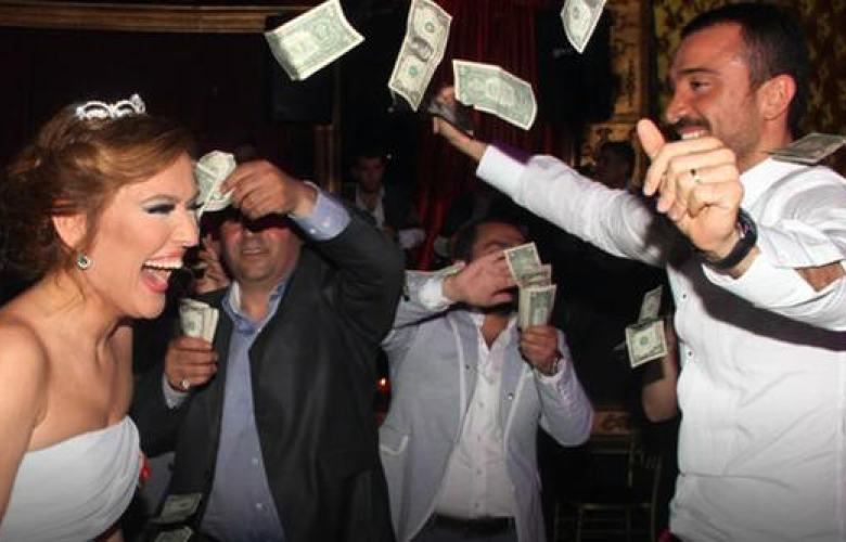 Demet Akalın kızlara tüyo verdi! "6 ayda evlendim"