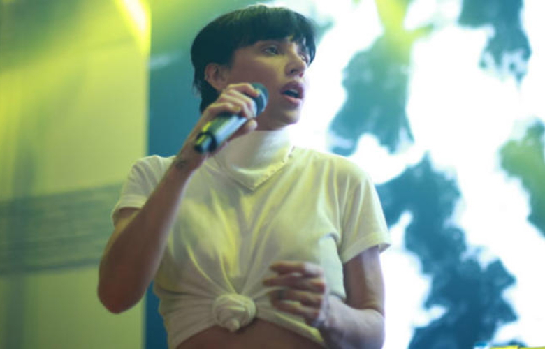 Gülşen'in valizi kayboldu! Bakın sahneye neyle çıktı!