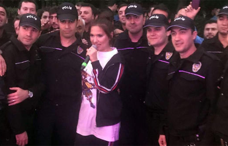 Demet Akalın'ın sahne kıyafeti olay oldu! "Bari biraz ciddiye alıp düzgün giyinseydin!"