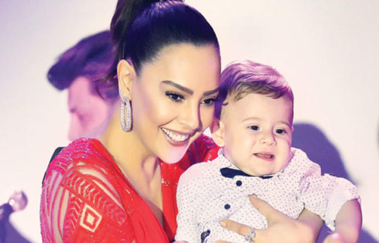 Ebru Gündeş, en tatlı hayranıyla objektiflere poz verdi