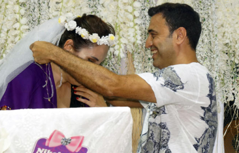 Sahnede sürpriz nikah! Ünlü şarkıcının büyük heyecanı