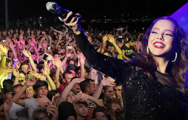 Ebru Gündeş izdihamı! 