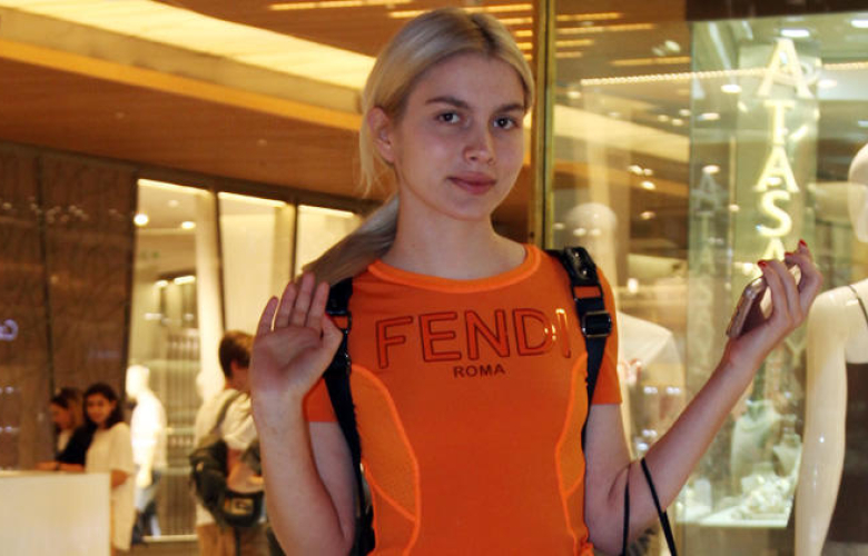 Aleyna Tilki tek başına alışverişte