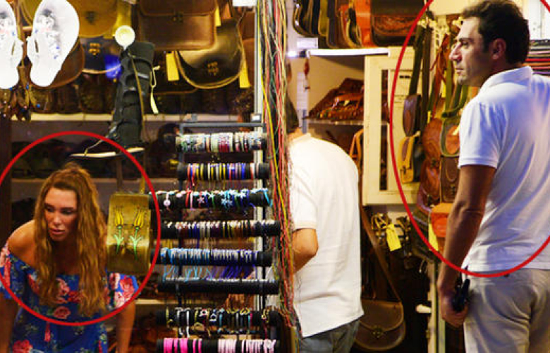 Yaşar İpek, eşi Seren Serengil'i kapıda bekledi