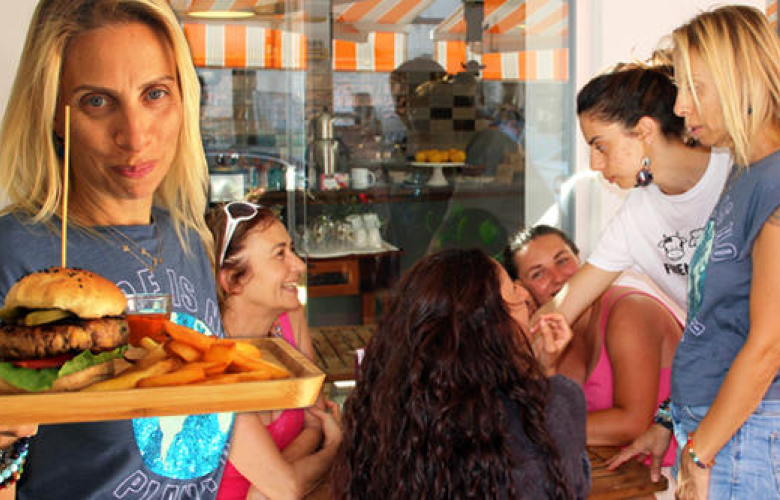 Ünlü şarkıcı Zeynep Casalini yemek pişirip garsonluk yapıyor