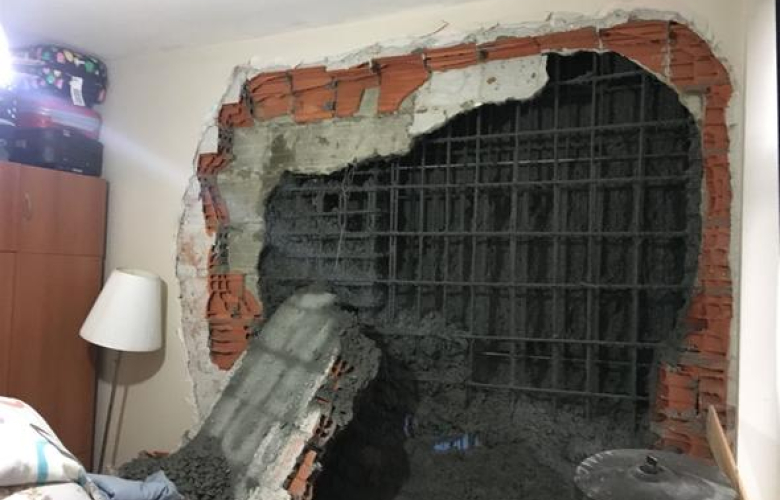 Ünlü oyuncunun evi yıkıldı...Kardeşi ölümden döndü  