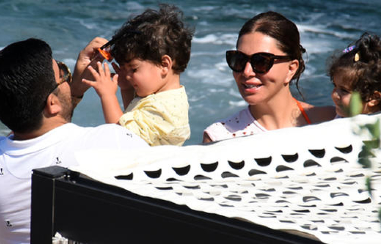 Ebru Yaşar ikizleriyle tatile çıktı