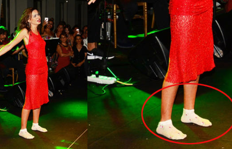 Sahnede ayakkabılarını çıkardı! Çiçekli çorapları ile olay oldu!