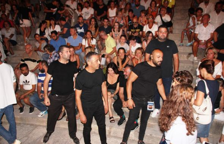 Yanlarına kimseyi yaklaştırmadılar... Böyle beklediler