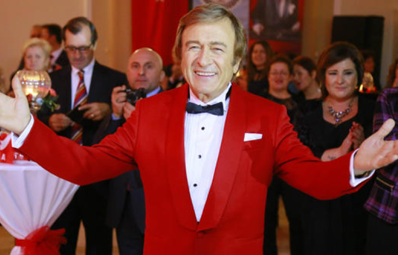 'Şimdi daha genç görünüyorsunuz!' Ünlü şarkıcının gençlik fotoğrafı olay oldu