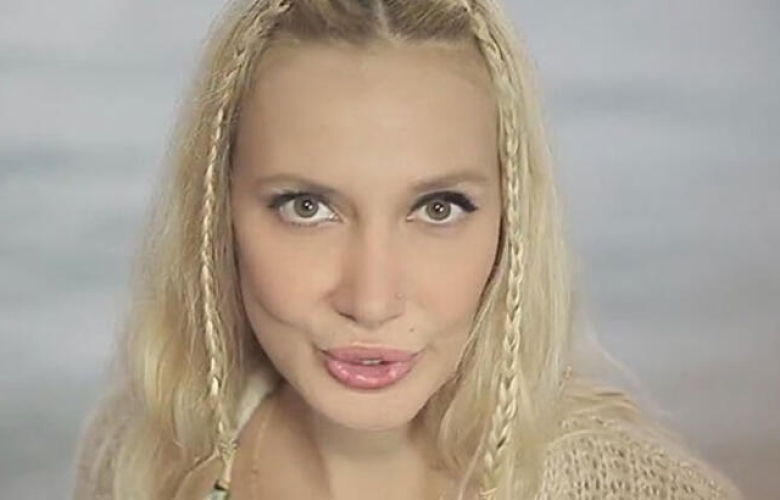 Şarkıcı Gökçe'den sosyal medya çılgınlığına tepki! "Küfür edin, makyaj videosu çekin daha değerli!"