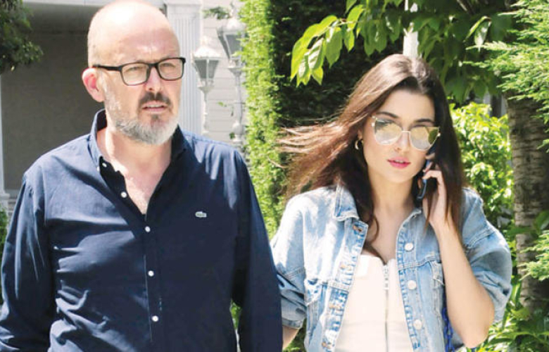 Hande Erçel babasına kavuştu