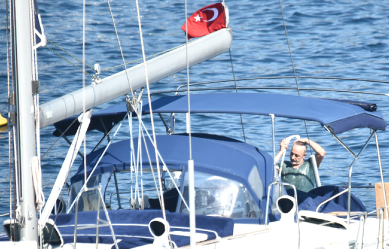 Mehmet Aslantuğ denize girmedi tişörtüyle duş aldı 