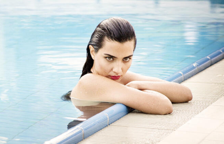 Tuba Büyüküstün Paris’te "ev"lendi