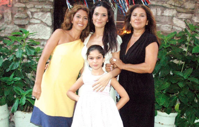 Zeynep Korel'den şoke eden açıklamalar: "30 yaşında annemden dayak yedim!"