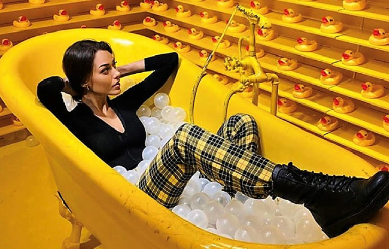 Dilan Çiçek Deniz'den küvette poz