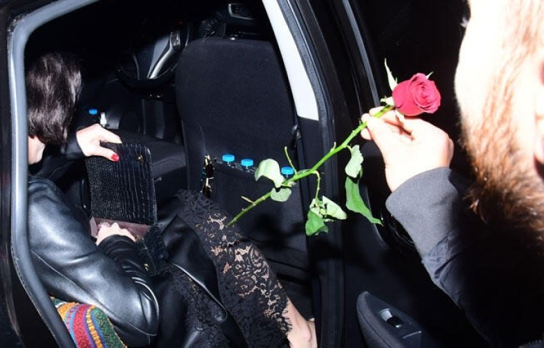 Gonca Vuslateri bir güle 100 lira verdi