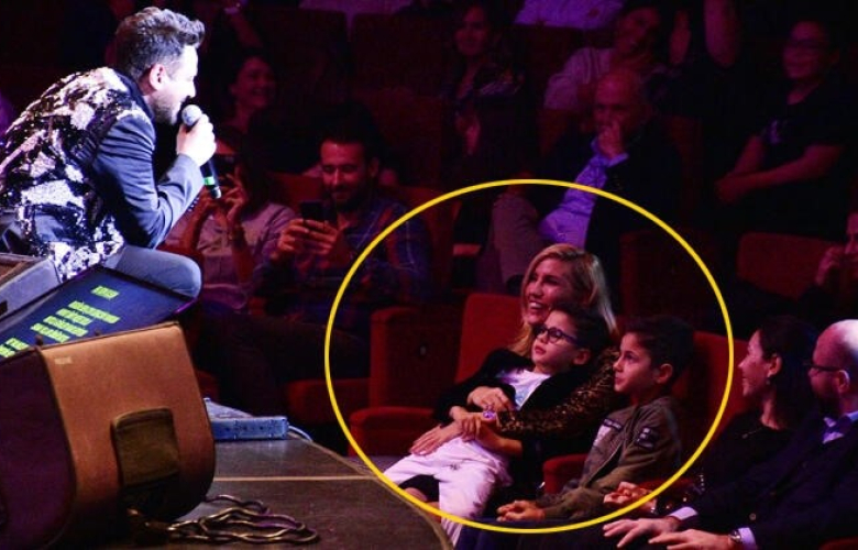 Emre Altuğ'dan 20. yıl konseri! Çağla'nın gözlerine bakarak söyledi...