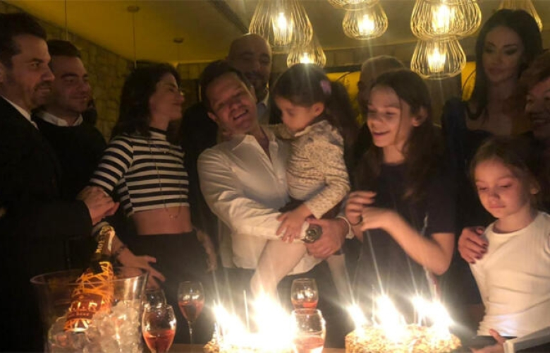 Bütün aile burada bir tek Beren Saat yok!