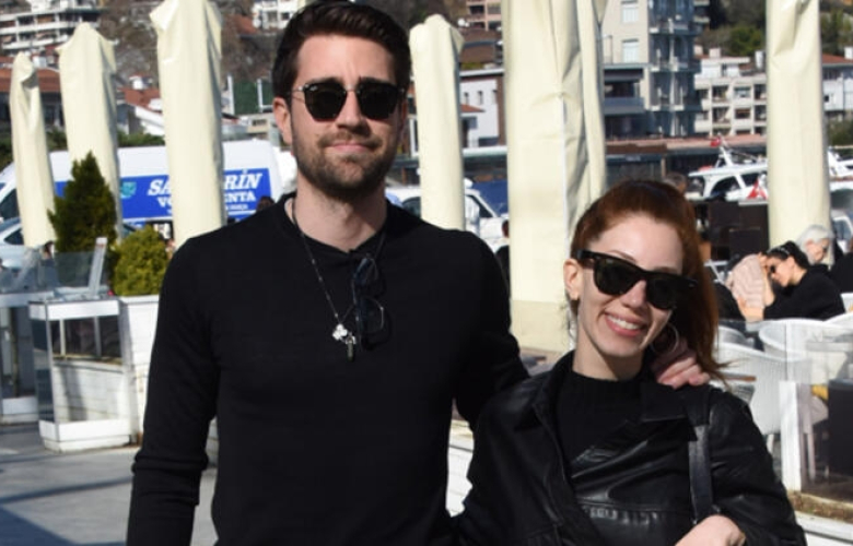 Çağlar Ertuğrul ile sevgilisi Kayla Manukyan sahil yürüyüşünde