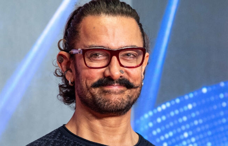 Un paketinin içinde para dağıttı