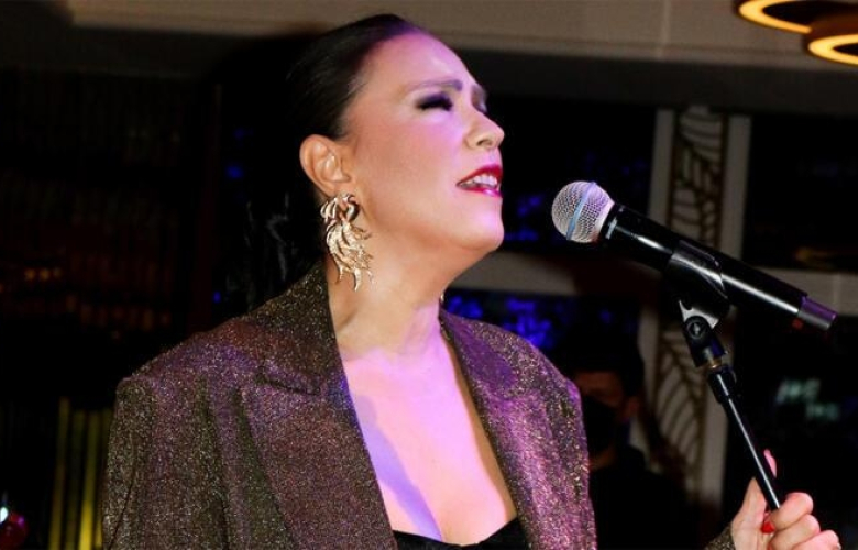 Yeşim Salkım, baba yadigarı ceketiyle sahneye çıktı: "Birileri açılırken biz kapanalım ki biraz edep olsun" dedi!