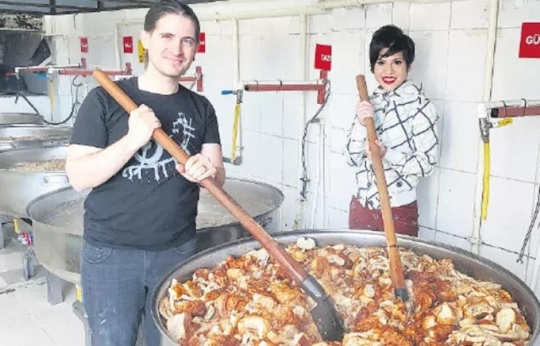 Sokak canlarına mama yaptılar