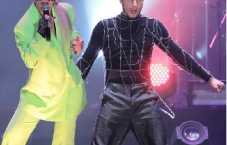 Hande Yener sahnede adeta parladı