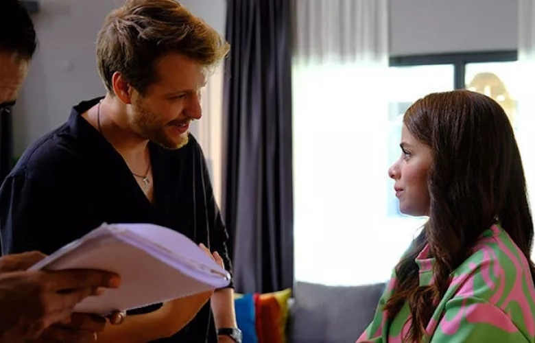 'Seversin'in eğlenceli setinden renkli kareler