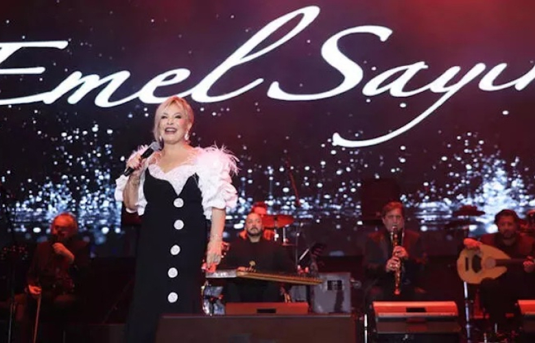 Kuruçeşme Açıkhava'dan Emel Sayın geçti