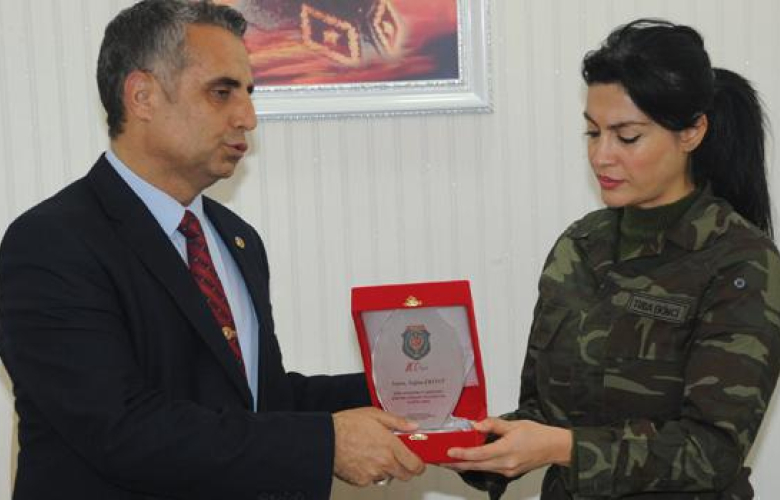 Tuğba Ekinci’ye şehit ailelerinden plaket