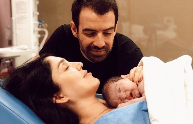 Ünlü şarkıcı dede oldu. Corona Virüs yüzünden torununu göremedi