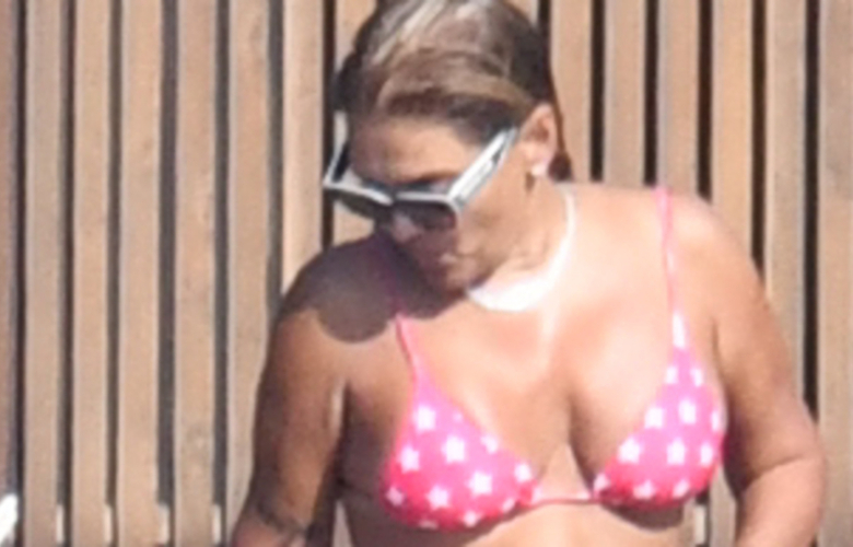 Demet Akalın: Konser öncesi güneş banyosu