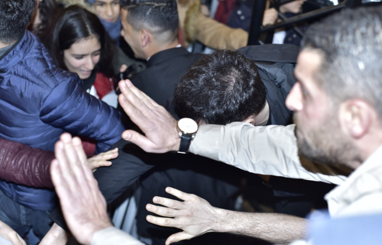 İDO TATLISES İMZA GÜNÜNDE İZDİHAM!  İMZA GÜNÜ SADECE 8 DAKİKA SÜRDÜ!  BAYILANLAR OLUNCA İDO TATLISES&#039;İ SAHNEDEN KAÇIRILDI!