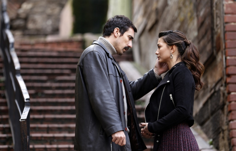 "Doğduğun Ev Kaderindir" Zeynep ve Mehdi yeni bölümde ince bir ipin üzerinde yürüdüklerinin farkında değil! 