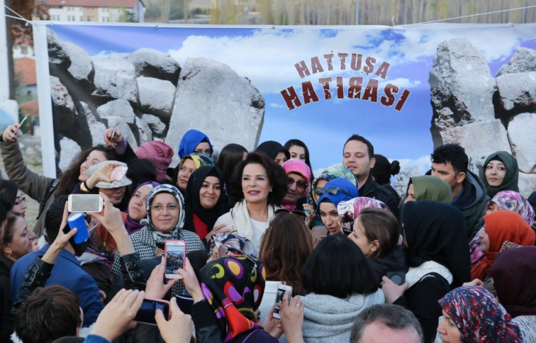 Hülya Koçyiğit'ten tarihi ziyaret.