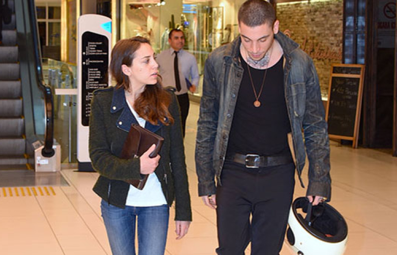 Öykü Karayel ile şarkıcı Can Bonomo, evlilik yolunda ilk adımı attı!