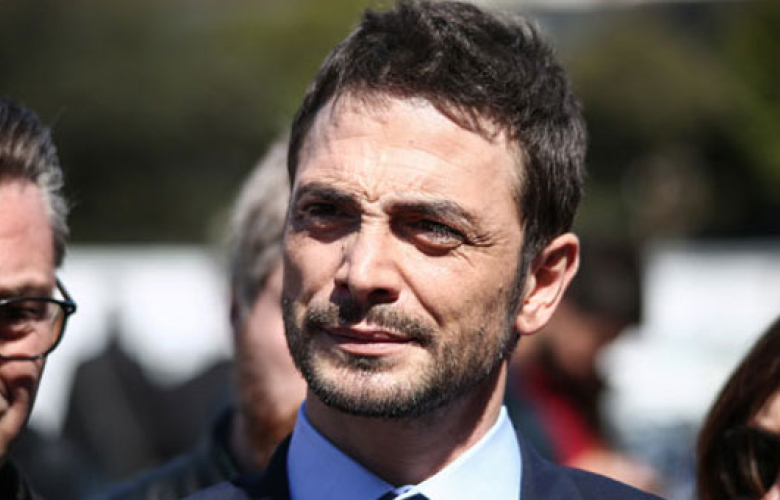 Ahmet Kural kaslarını sergiledi 