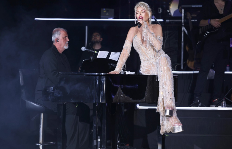 AJDA PEKKAN VE ARKADAŞLARINDAN MUHTEŞEM STADYUM KONSERİ