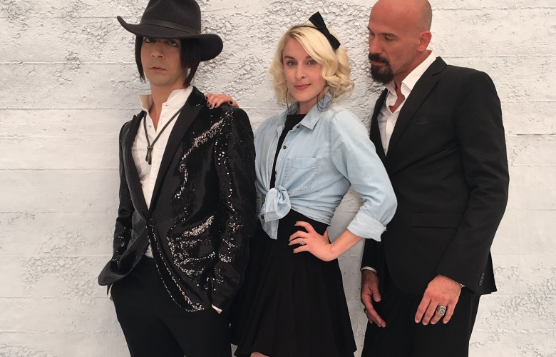 Alex’ten “2 Kalp Mesafesi” 