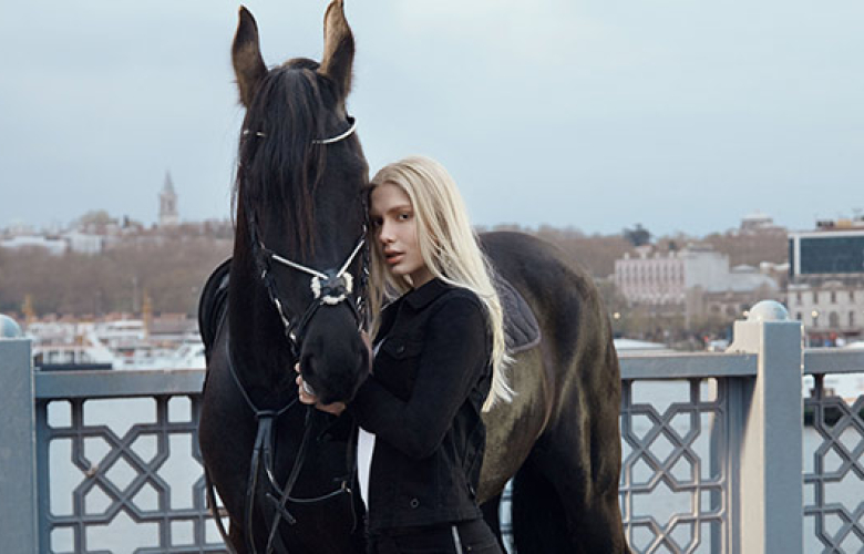 Aleyna Tilki buz gibi denize daldı! 