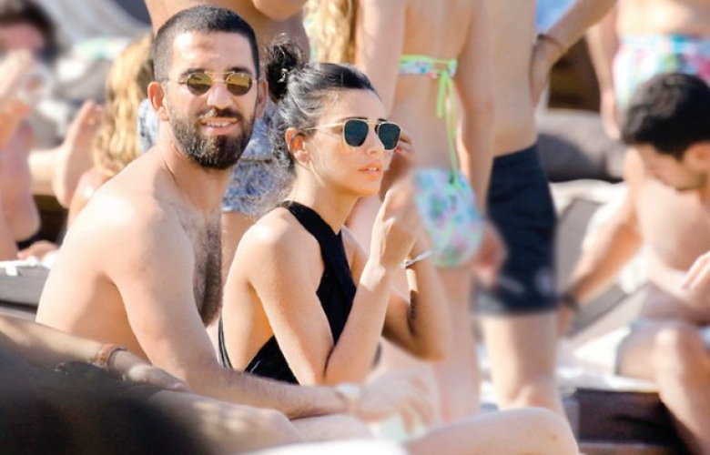 Arda Turan'dan Türk gazeteceyi el hareketi