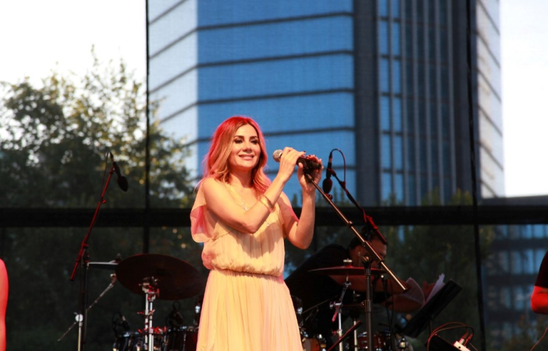 Bayan "Bağdat" İstanbul'daki ilk konseri için sahneye çıktı! Beyaz'la aşk dedikoduları için konuştu!