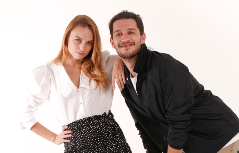 Uraz Kaygılaroğlu ve Nilperi Şahinkaya'nın rol aldığı "Aynen Aynen", yepyeni maceralarıyla yeni adresi BluTV'de!