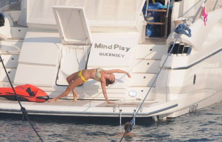 Denize girmeden önce, teknede pilates.