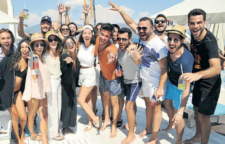 Pelin Akil ve Anıl Altan çifti balayında Paris'te!