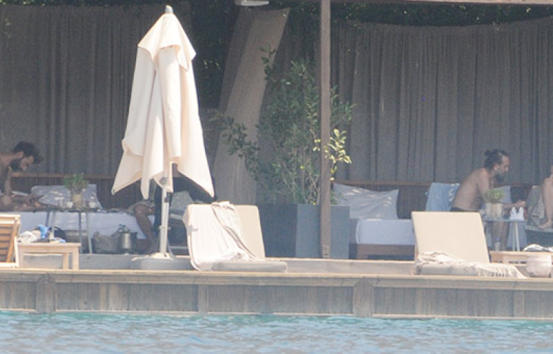 İlker Kaleli beach'de 4 saat yalnız oturdu!