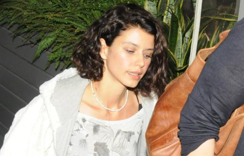 Beren Saat&#039;ten sevenlerine kötü haber