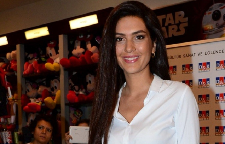 Bergüzar Korel albümünün ilk imza gününde!